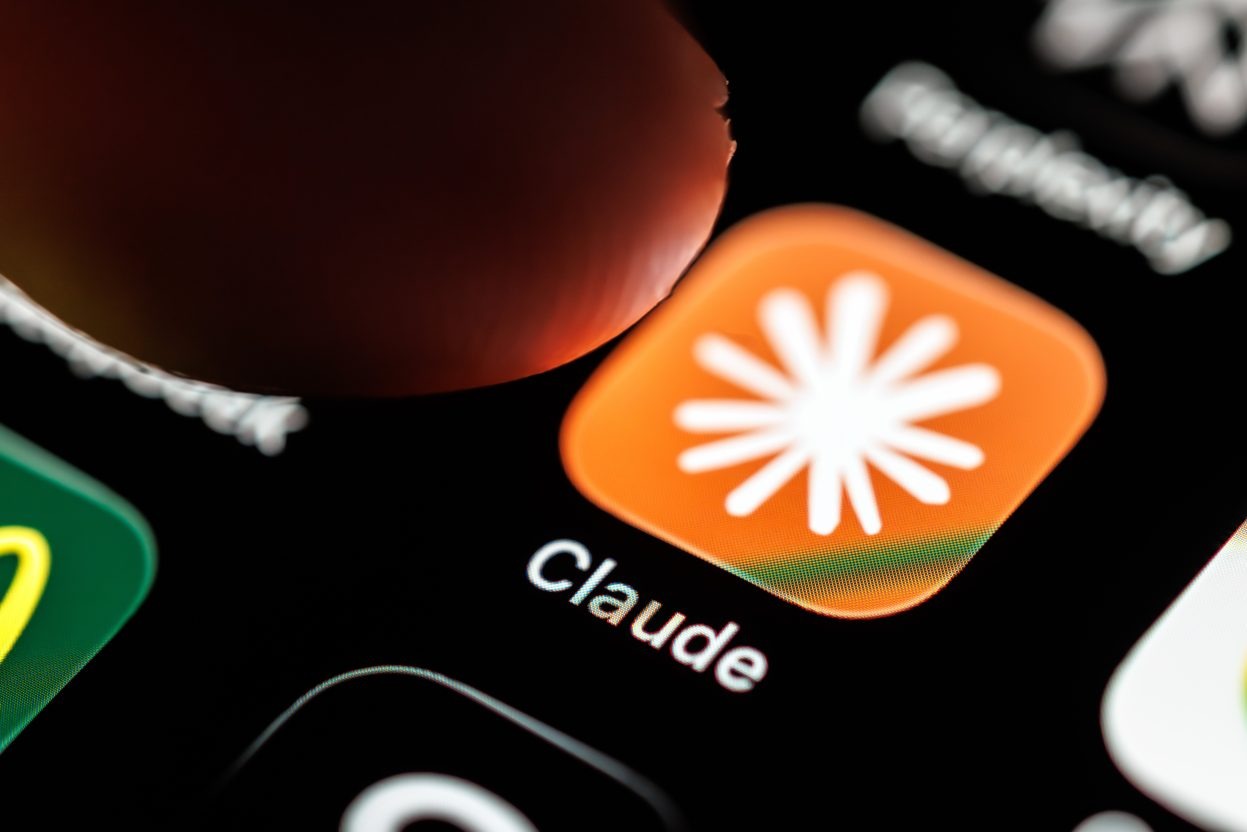 智能手机屏幕上的 Claude 应用图标特写