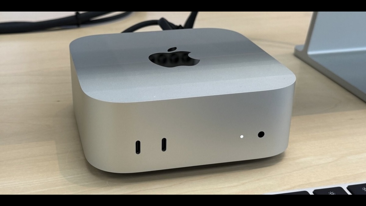MacBook Pro 笔记本电脑实拍,机身接口、键盘与屏幕系统界面清晰可见