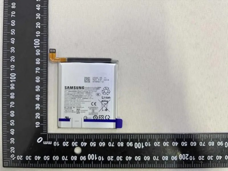 三星 S27 Ultra 电池认证实拍:SAMSUNG 电池与标尺