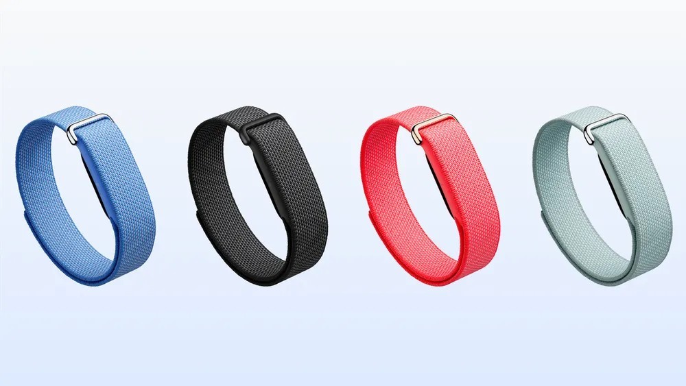 用户夜间佩戴谷歌 Fitbit Air 记录睡眠的官方场景图