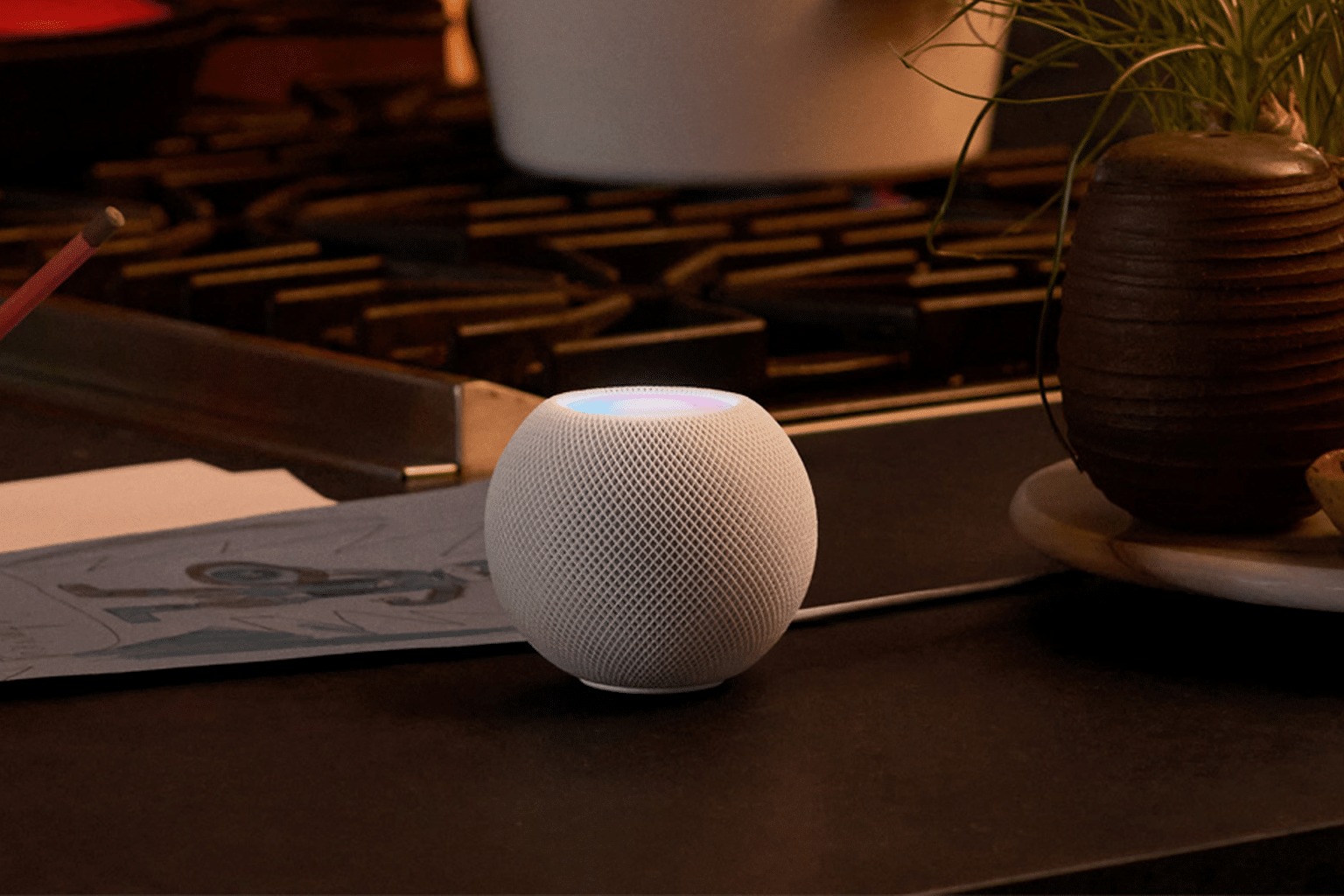 HomePod mini 2 夜间桌面实拍,顶部发光