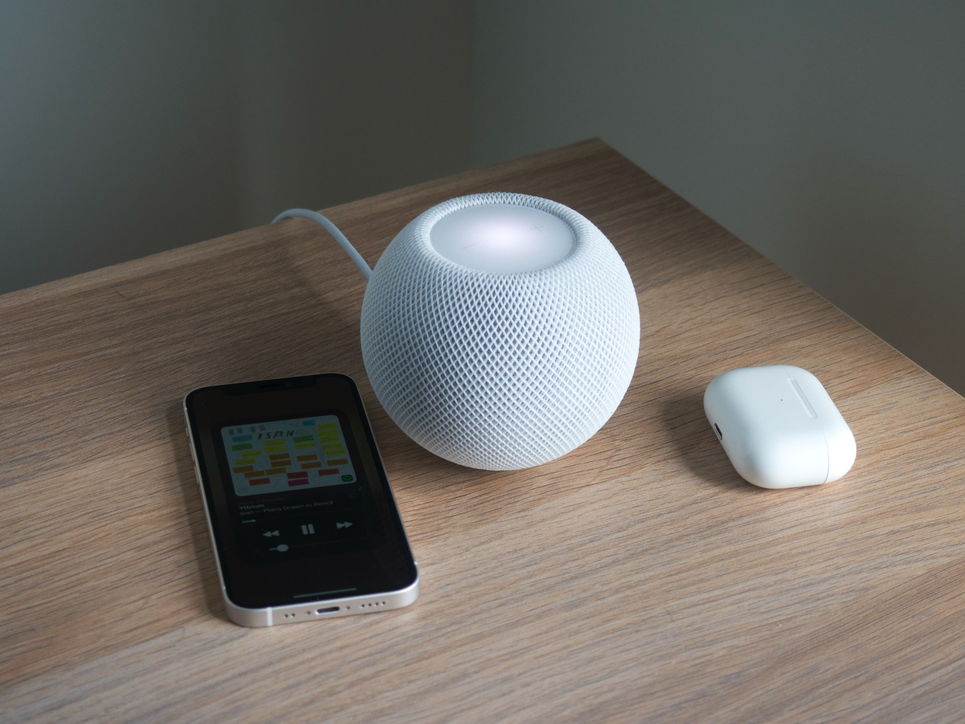 HomePod mini 2 与 iPhone、AirPods 摆放实拍