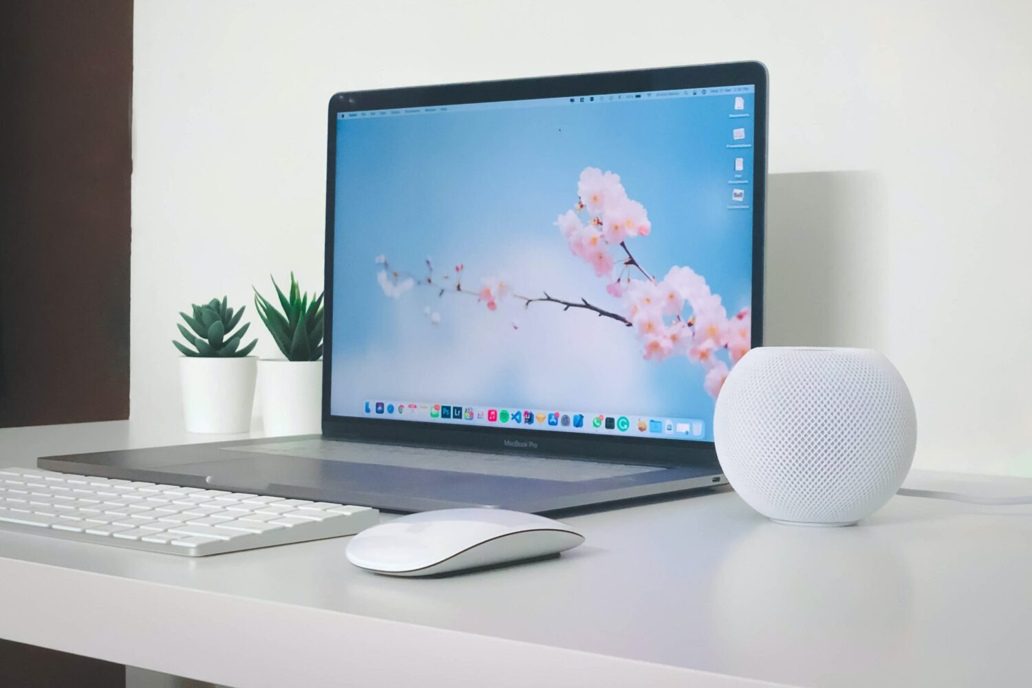 HomePod mini 搭配 MacBook 组成桌面系统