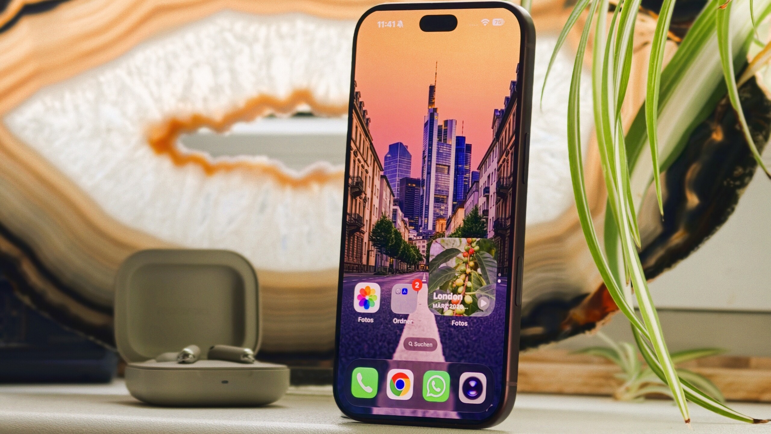 iPhone 18 Pro 立于桌面场景实拍