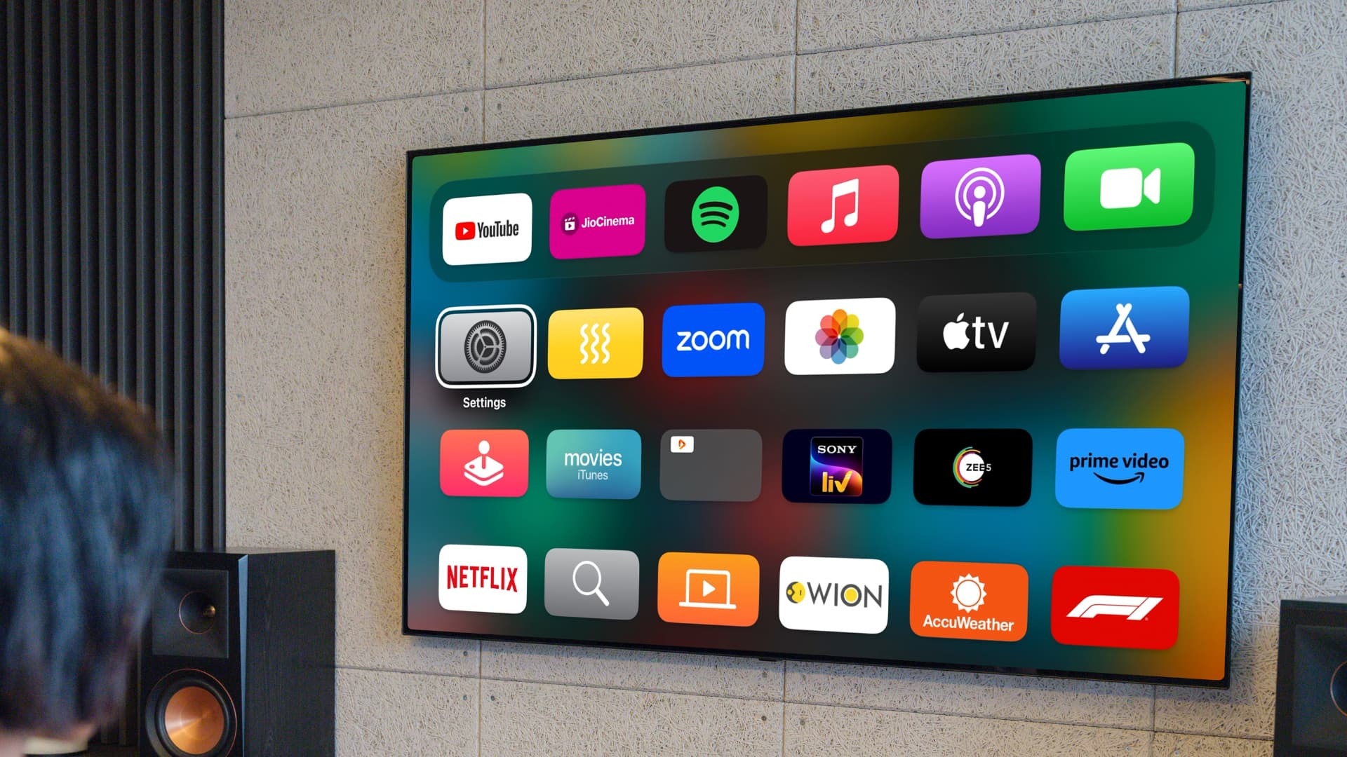 Apple TV 主屏幕应用网格界面,展示 tvOS 系统桌面
