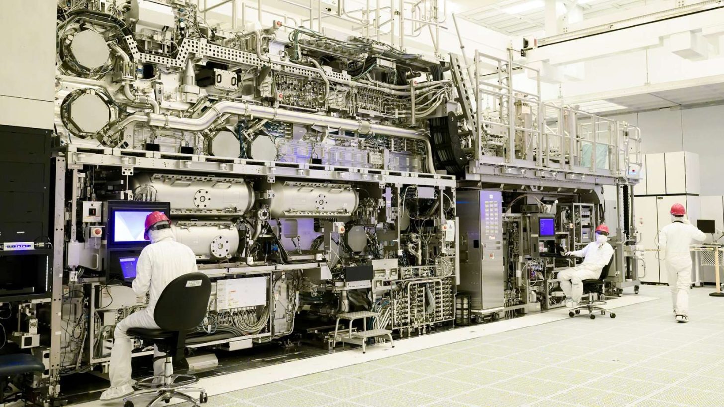 英特尔无尘室内工程师值守大型 High-NA EUV 光刻设备实拍