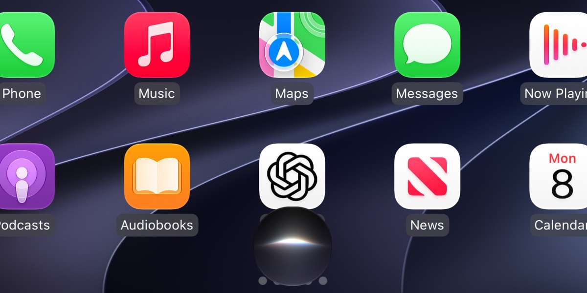 iOS 27 CarPlay 主屏幕的 Liquid Glass 新图标网格