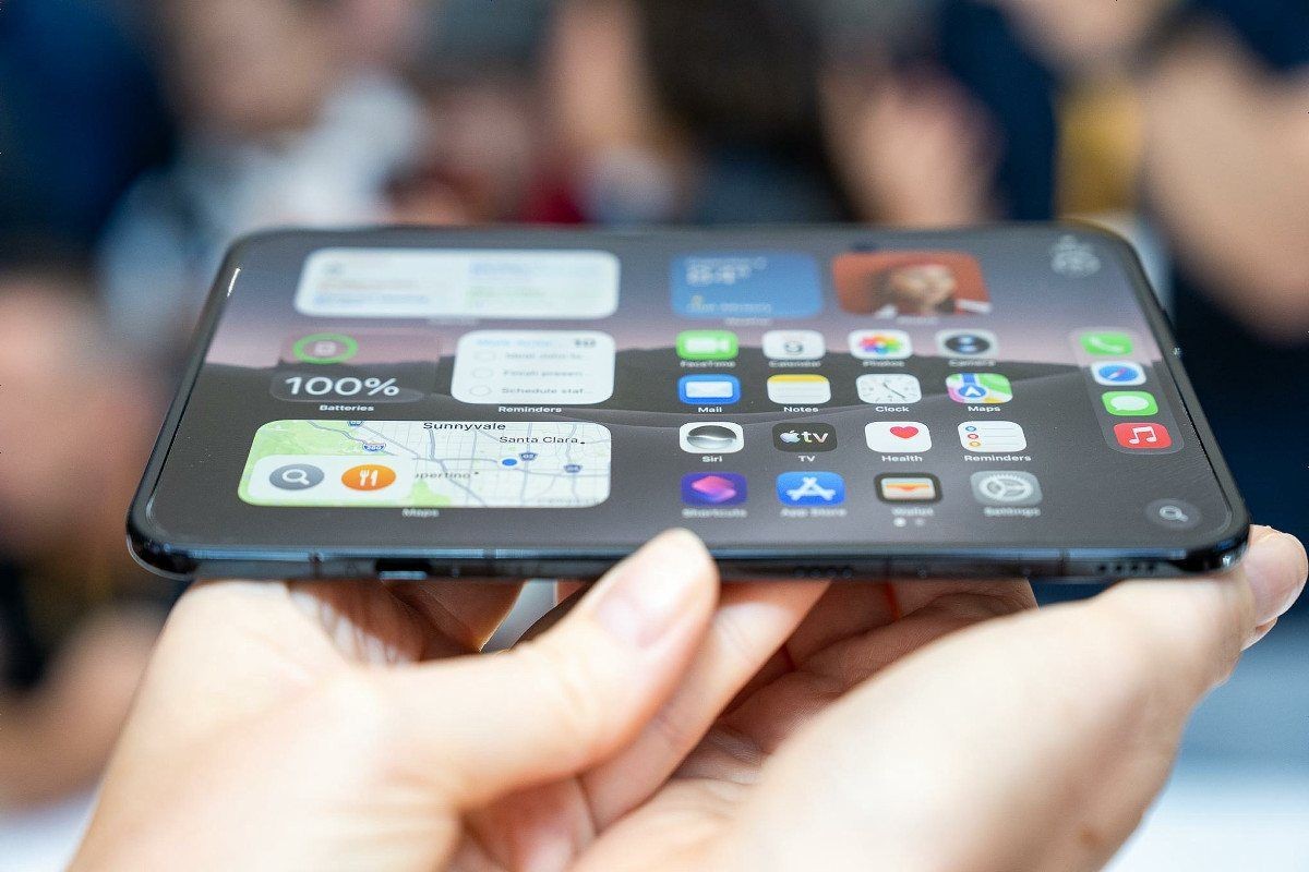 横向双手持握亮屏的 iPhone Duo