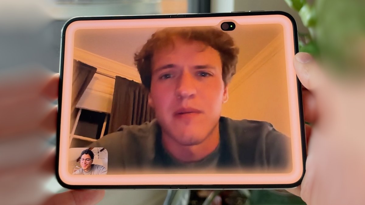 手持展开的 iPhone Duo 进行视频通话