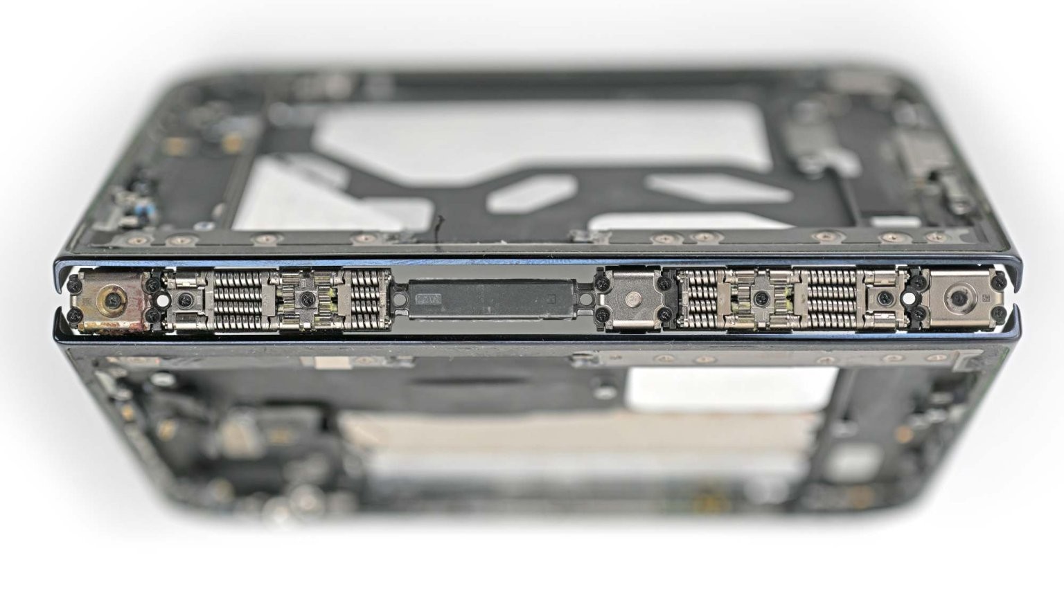 iFixit 拆解的 iPhone Duo 铰链