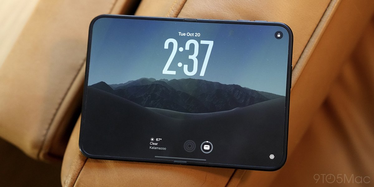 放在桌面上的 iPhone Duo 显示锁屏界面