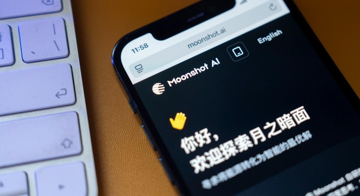 手机上运行的 Kimi 智能助手应用实拍