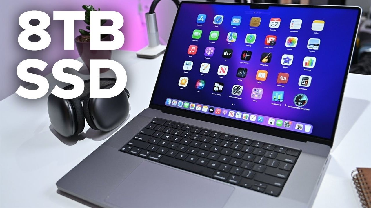 MacBook Pro 实拍特写,屏幕标注 8TB 固态硬盘选配标识