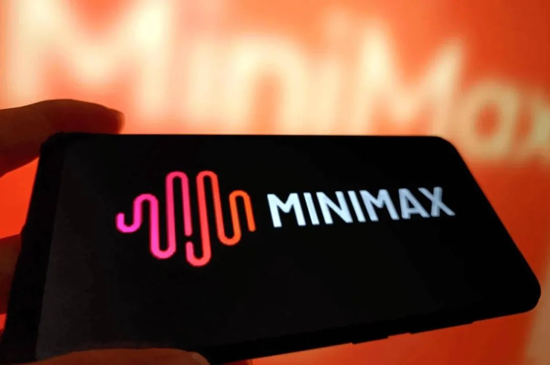 手持手机显示 MINIMAX 标志