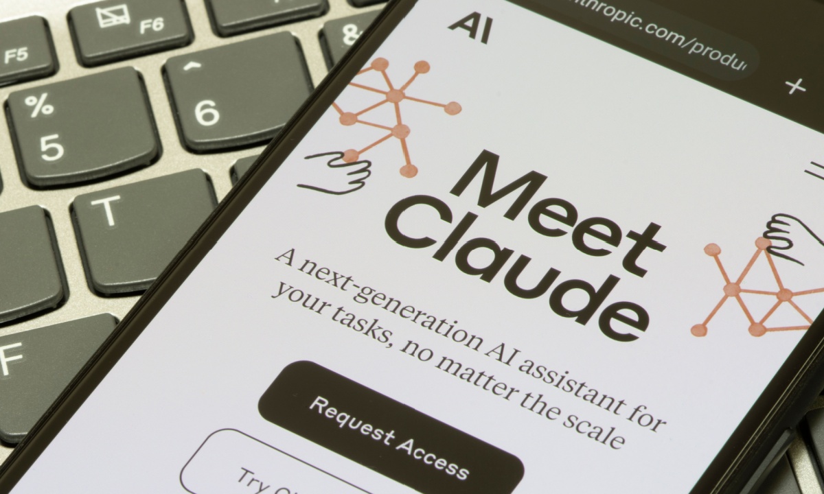 手机屏幕上显示 Meet Claude 页面,介绍这款新一代 AI 助手