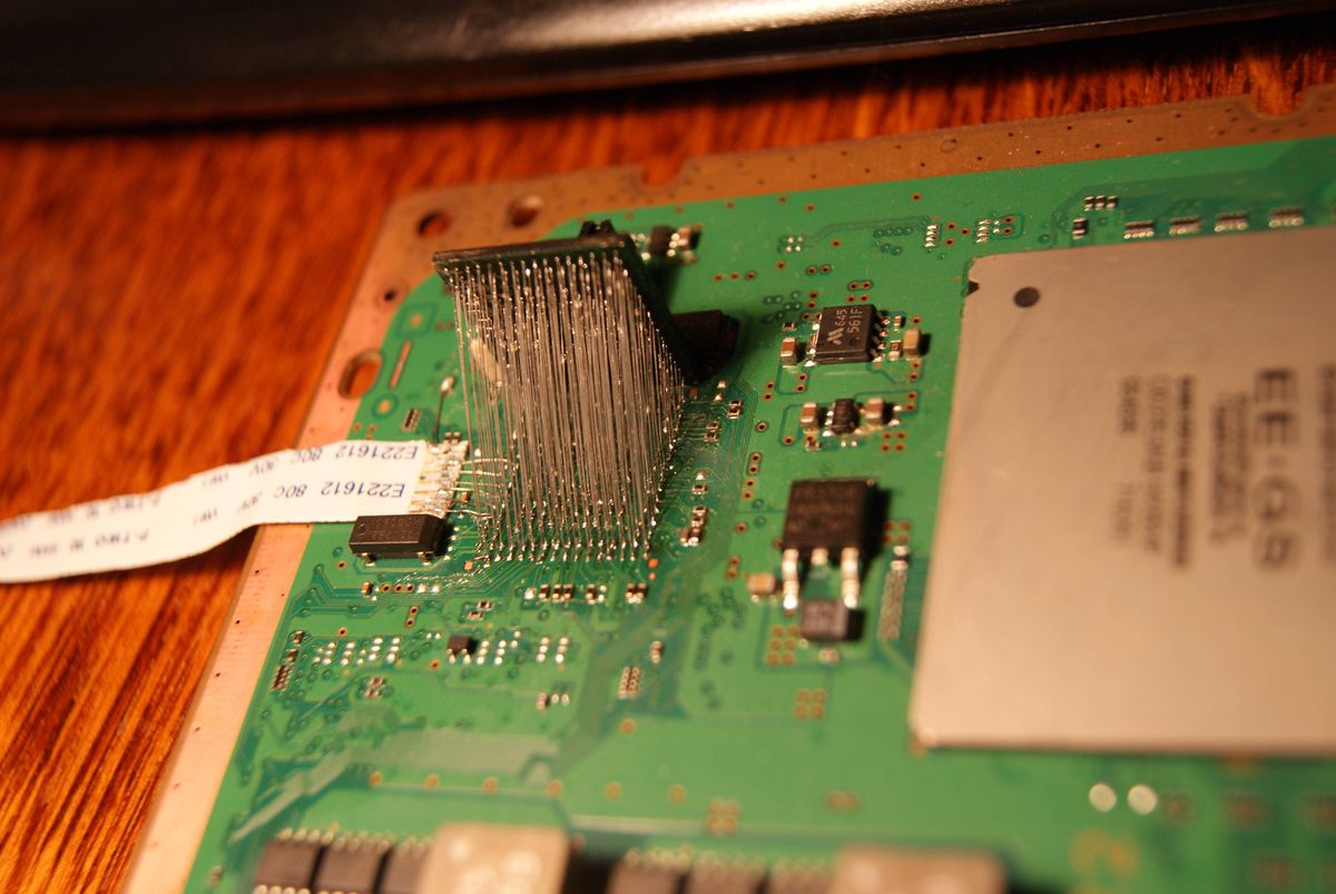 探针夹具固定在 PS3 主板芯片上进行 BootROM 读取
