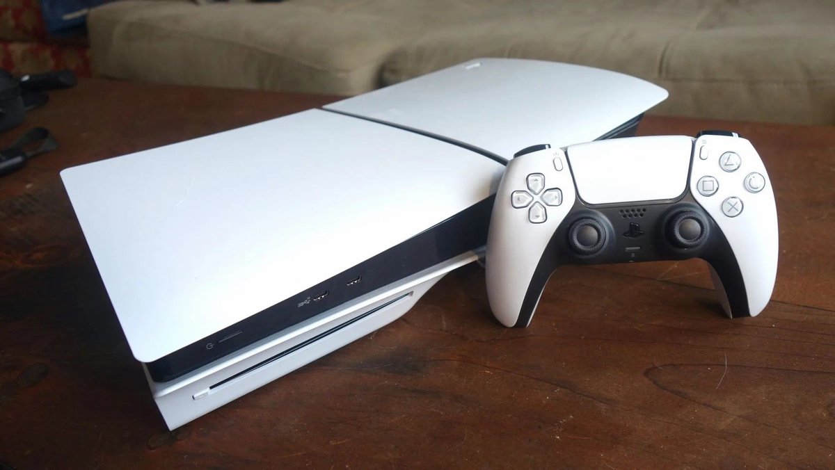 PS5 主机与 DualSense 手柄实拍场景图