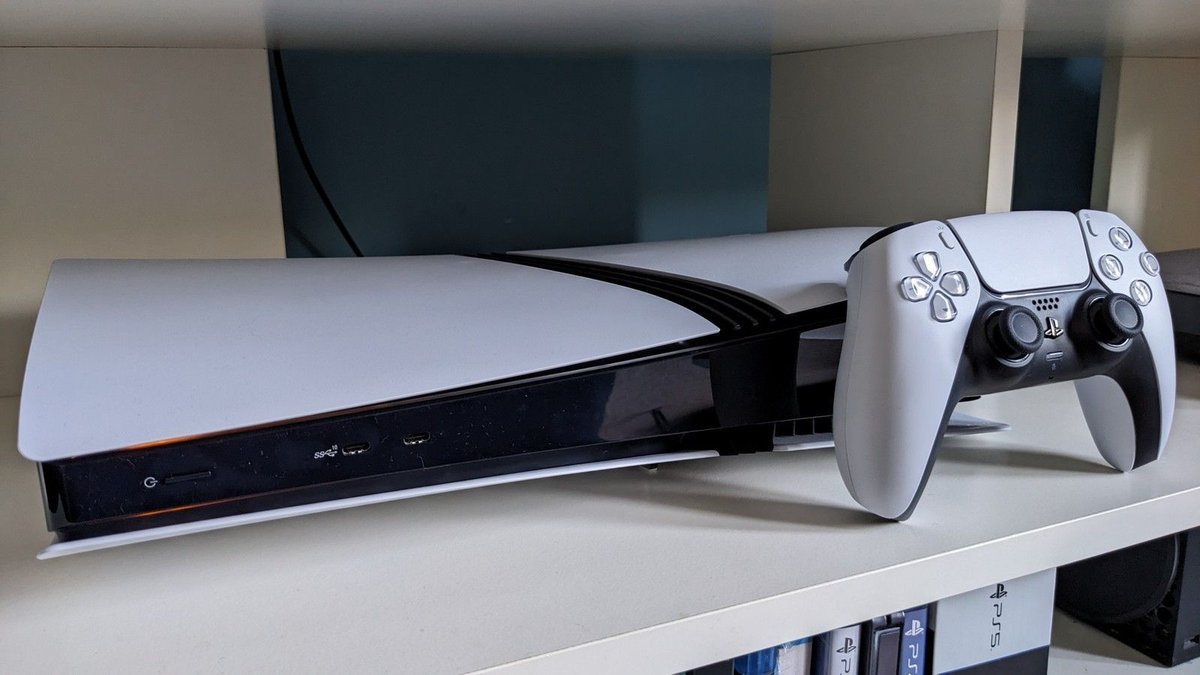 PS5 Pro 主机与手柄摆在置物架上的实拍