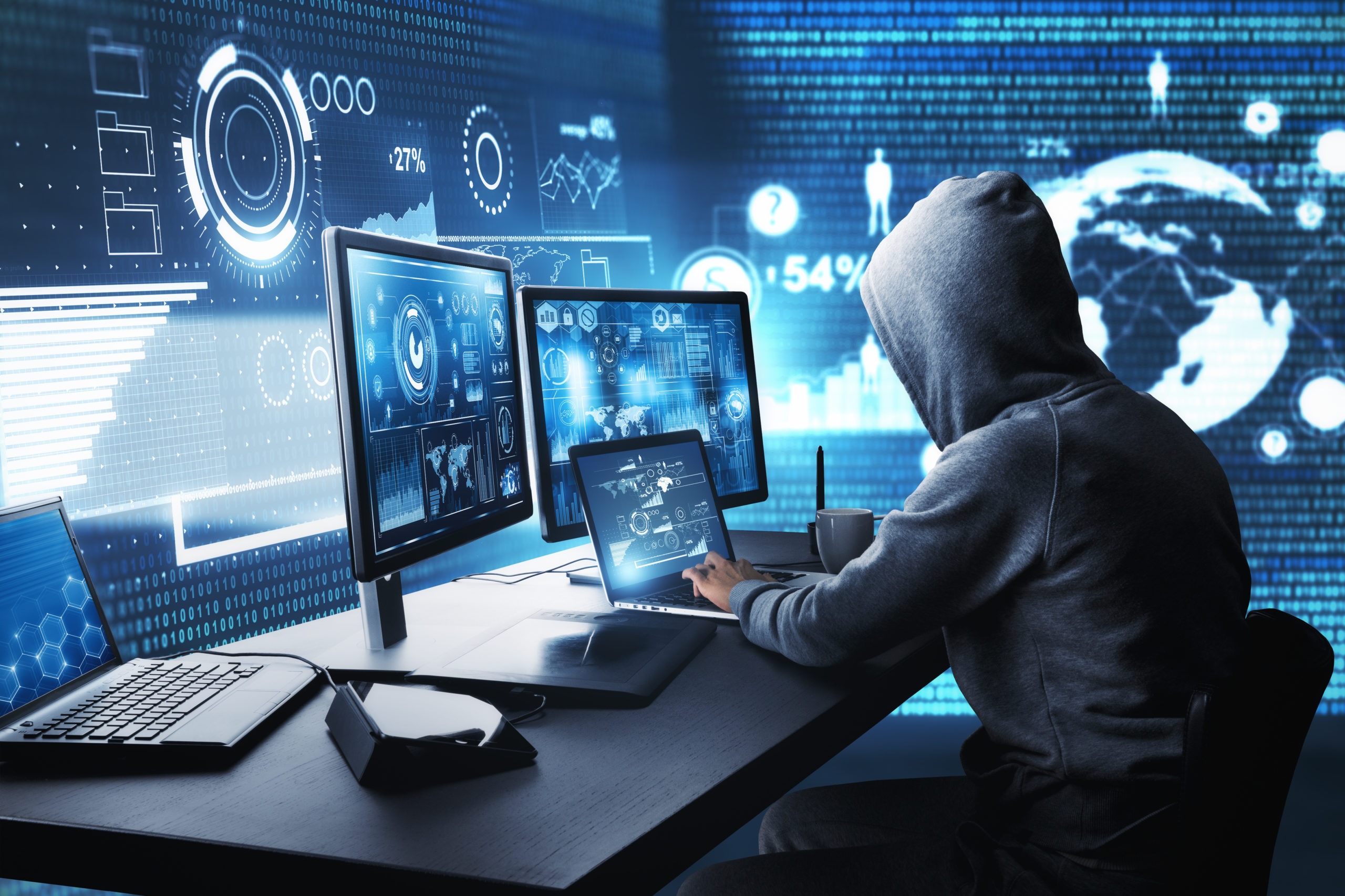安全研究者操作多台屏幕研究代码的概念图