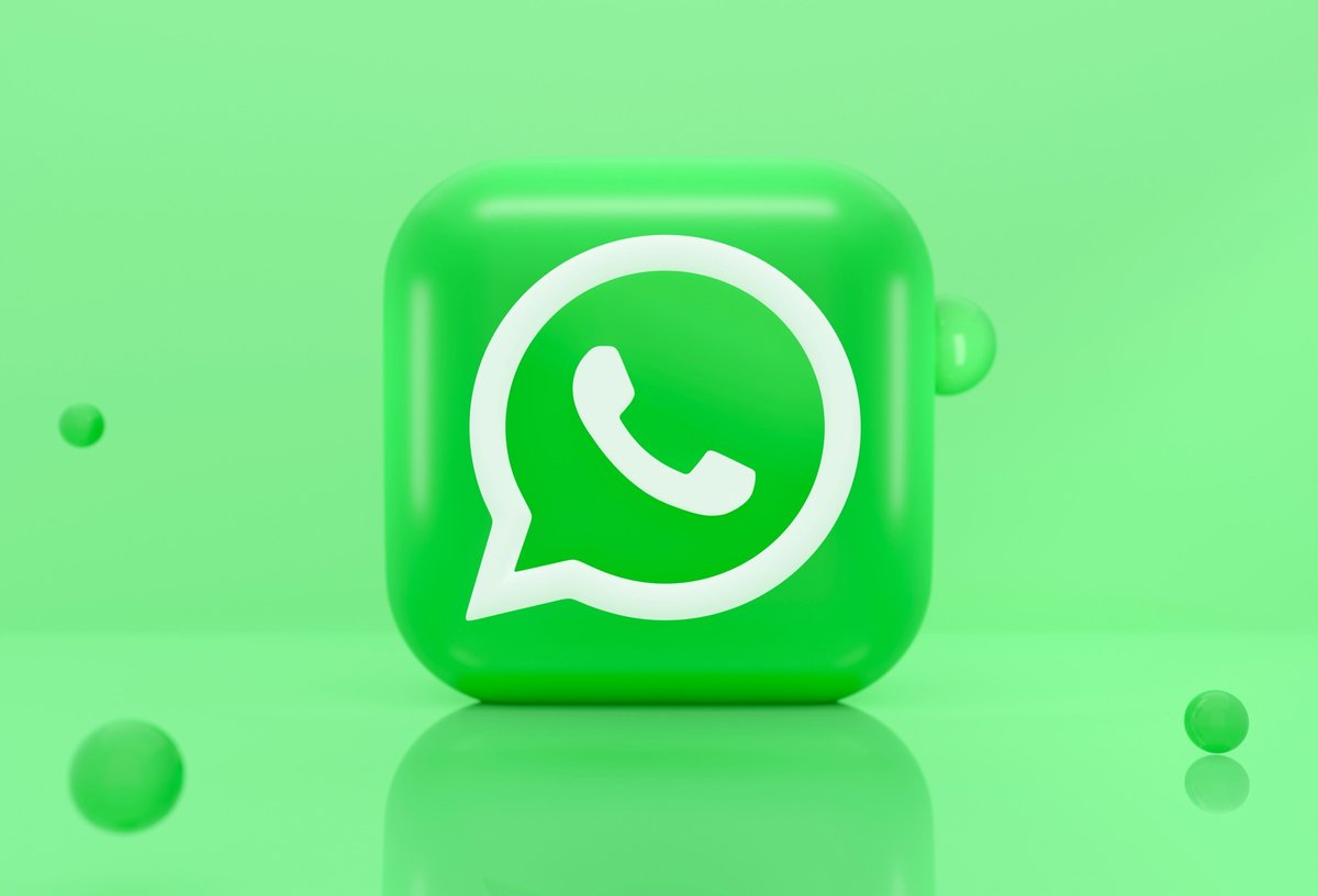 绿色背景上的 WhatsApp 立体图标
