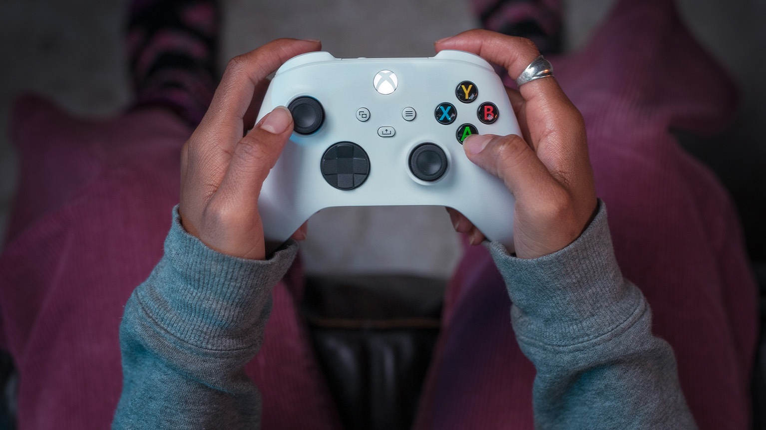 双手握持白色 Xbox 无线手柄实拍