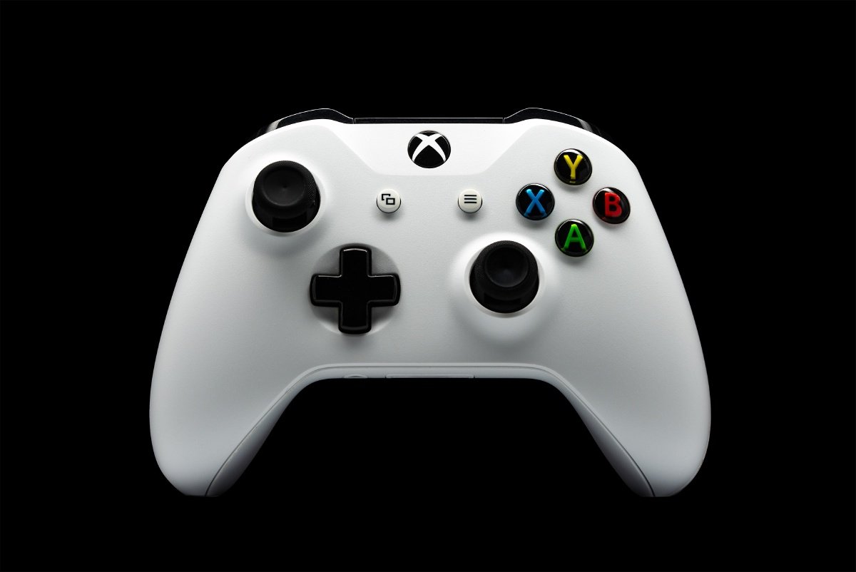 白色Xbox无线手柄黑底特写